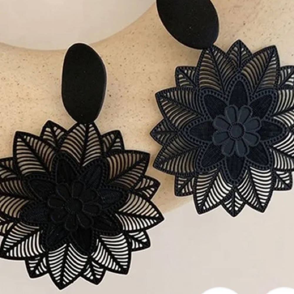 New European & American Retro
Large BlackFlower Hollow Out Pattern Earrings New